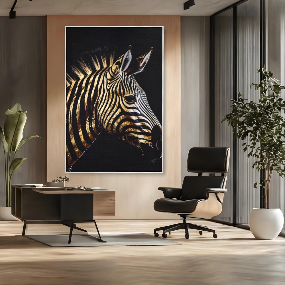 Tablou canvas cu tablou canvas cu cap de zebra aurie, in rama de aluminiu argintiu, pe perete intr-un birou